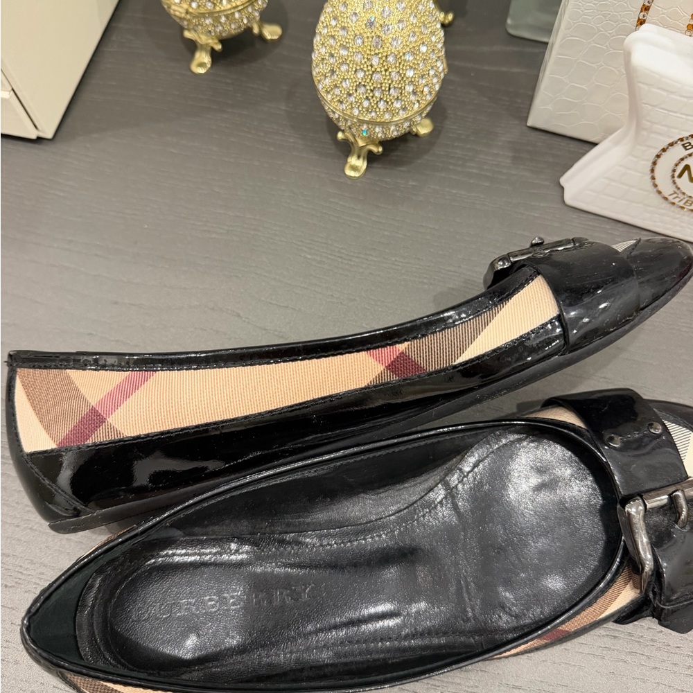 Burberry Women's Black and Cream Flats - Picture 6 of 8